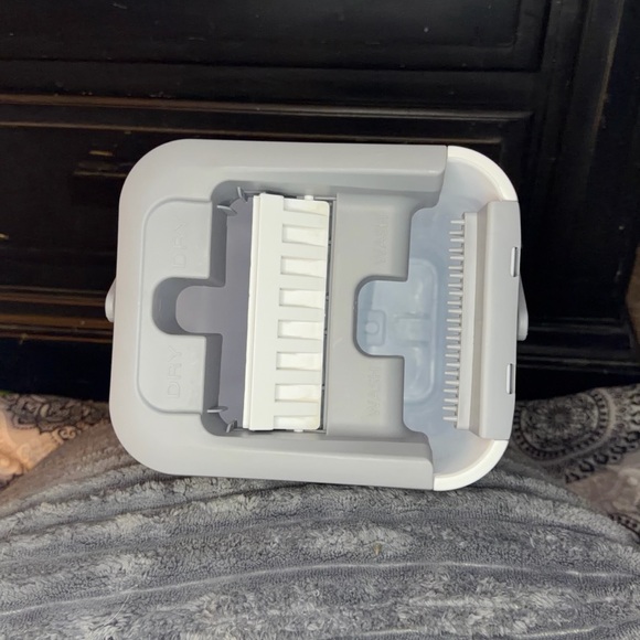 Self-Wringing Flat Mop Bucket System – Dual Chamber + Pads) - Picture 2 of 10